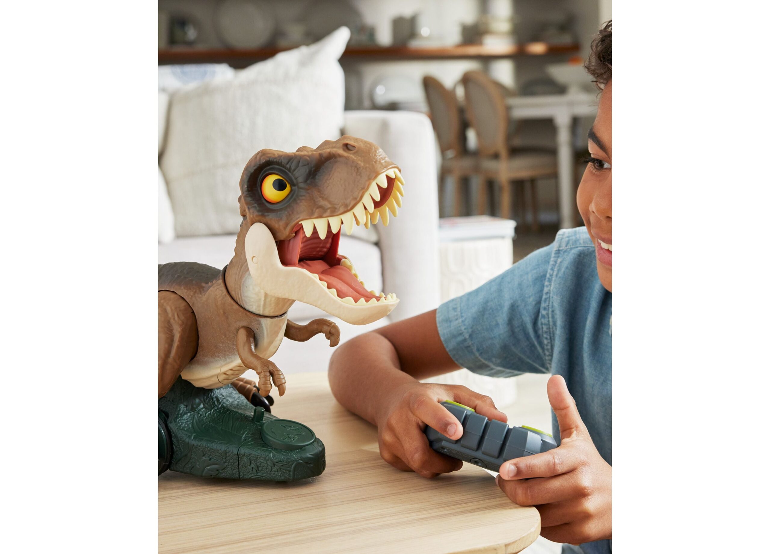 Jurassic World Radio Control Roarin' Frenzy T-Rex - 16 Inches - Image 3