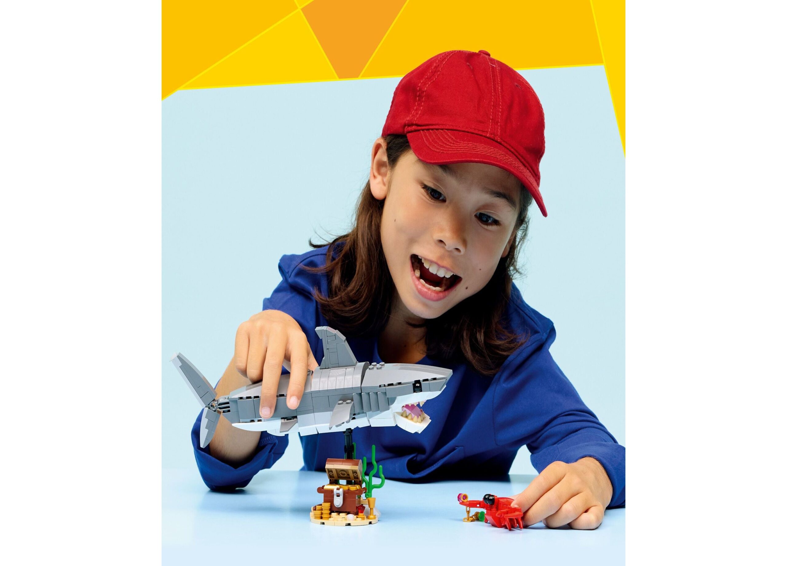 LEGO Creator Fierce Shark and Treasure Chest Building Set 31381 - 379 Pieces - Image 3