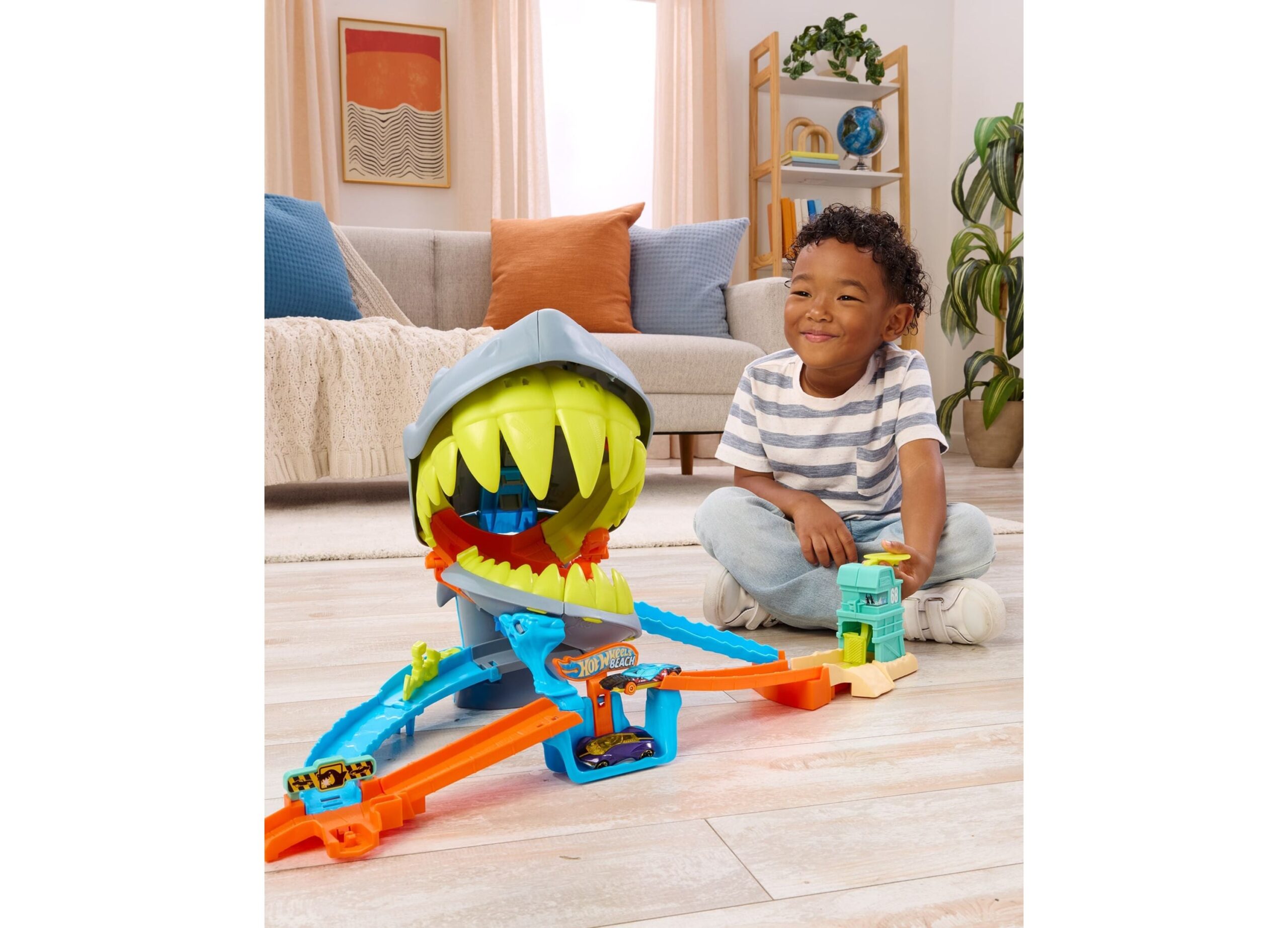 Hot Wheels City Shark Chomp Beach Playset - Image 3