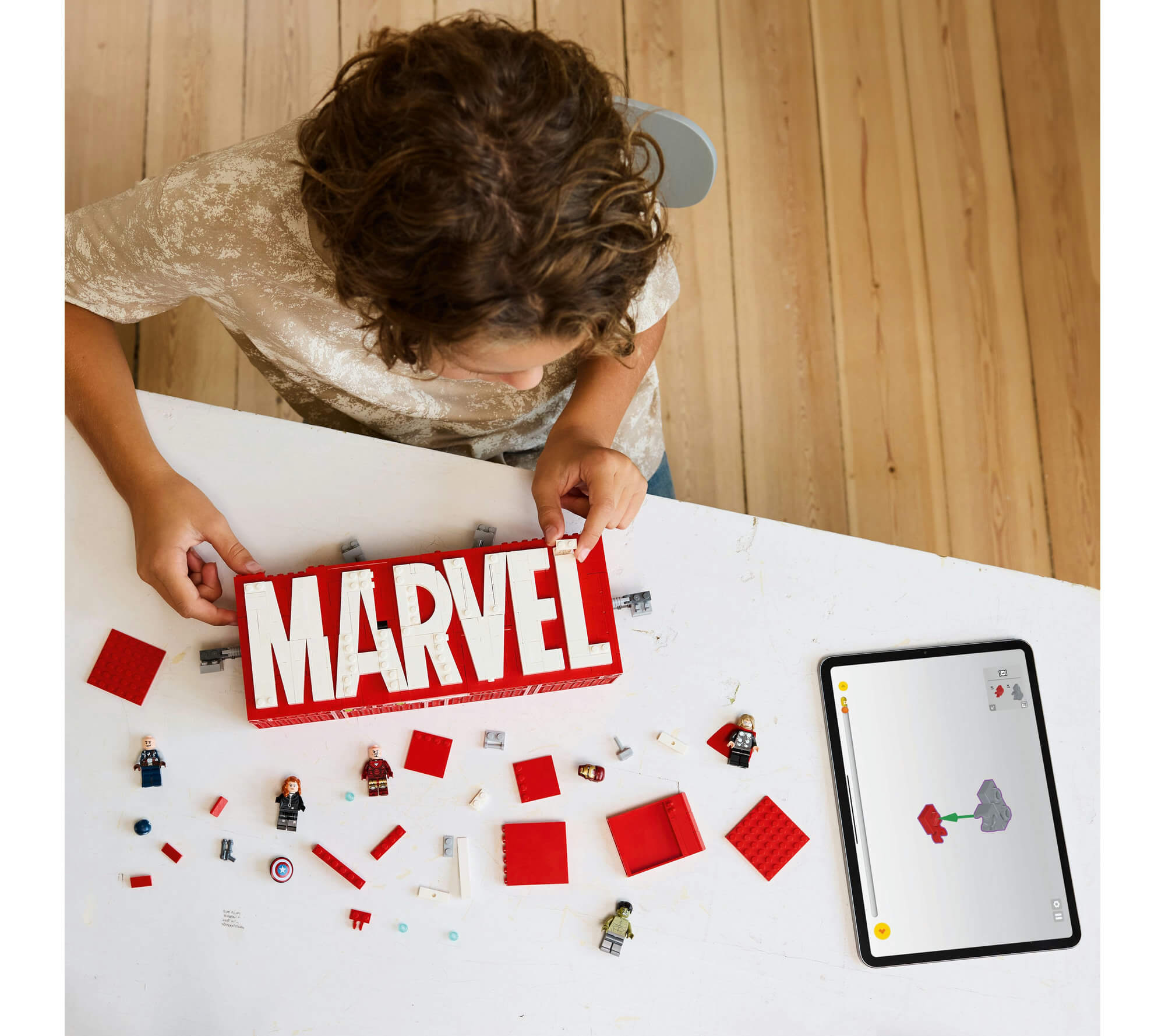 LEGO Marvel Avengers Logo & Minifigures Display Set 76313 - Image 5