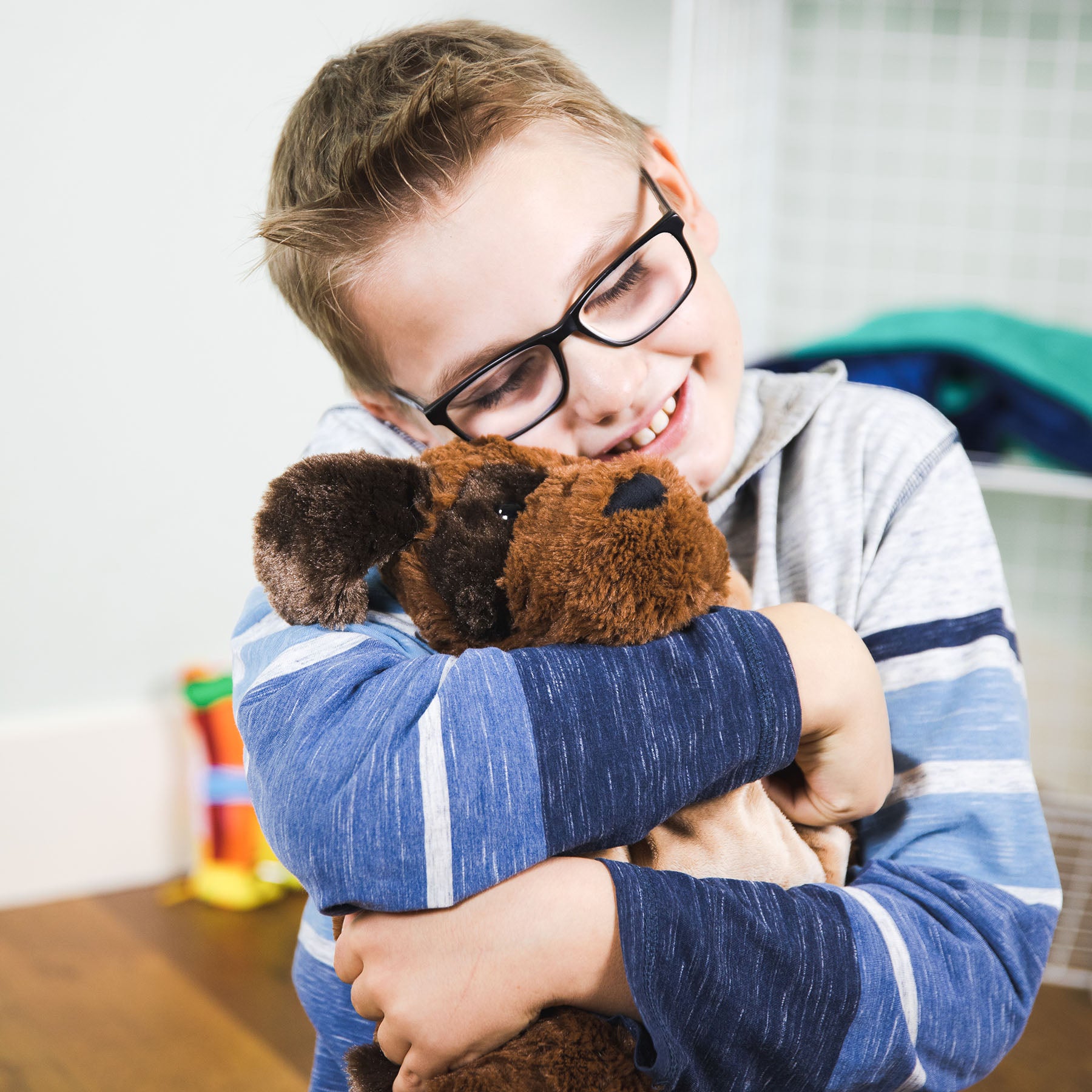 Bouncyband Happy Hugs Weighted Sensory Bulldog Plush - Image 6