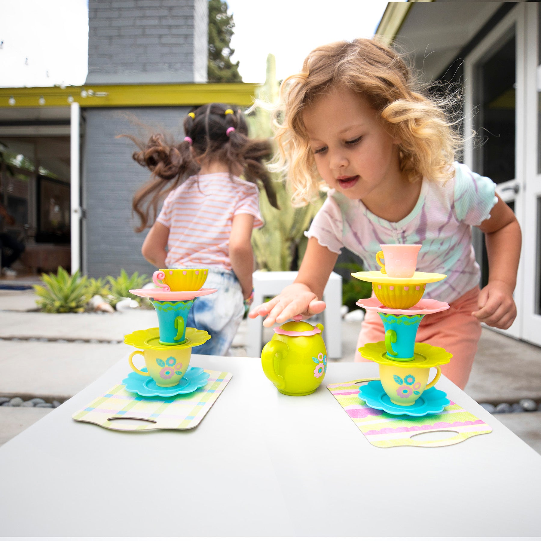 Educational Insights Teacup Pile-Up! Relay Race Game - Image 7