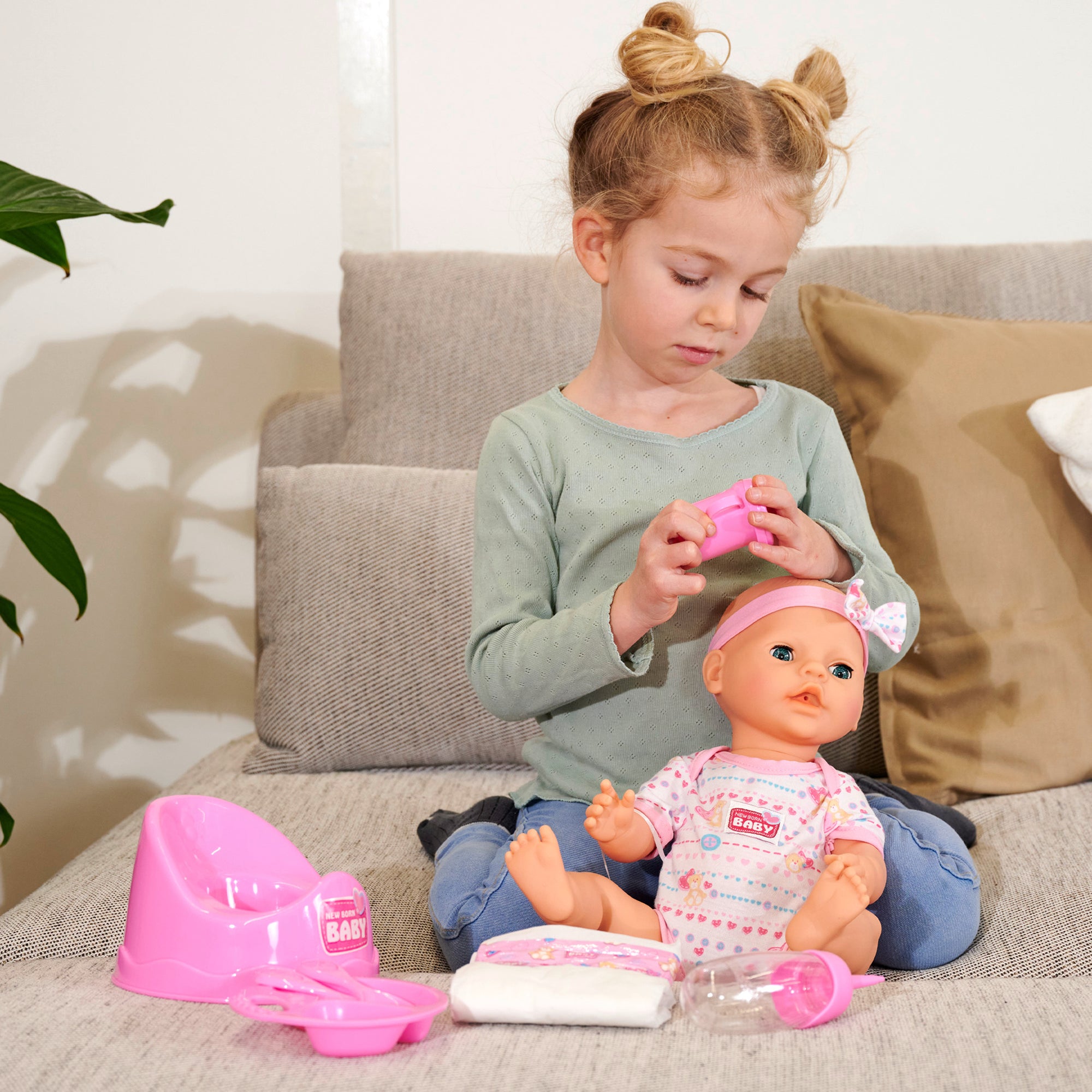 Simba Toys 17" Drink & Wet Baby Doll with Pink Heart Onesie & Accessories - Image 4
