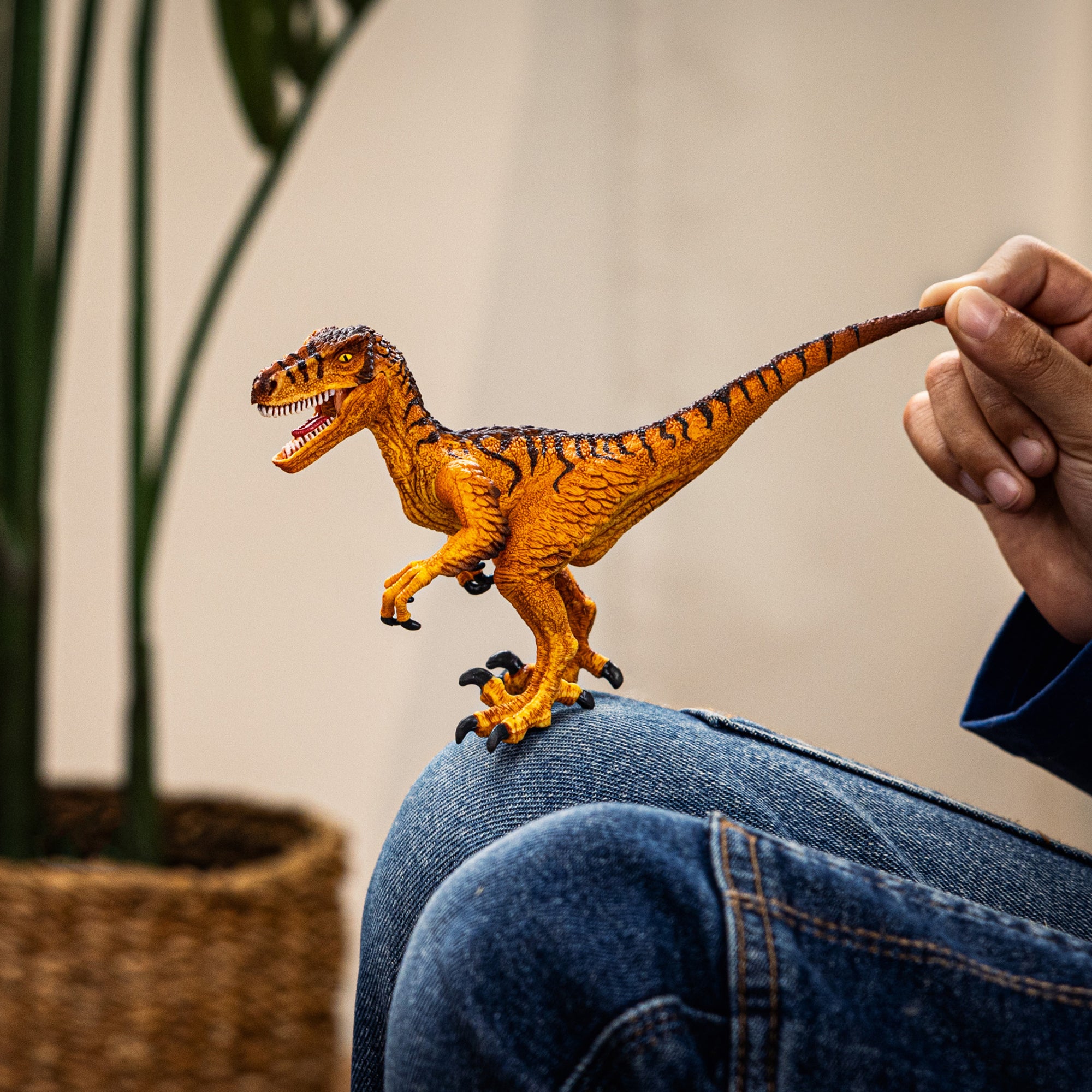 Schleich Dinosaurs Velociraptor 7-Inch Collectible Figurine with Movable Jaw - Image 4